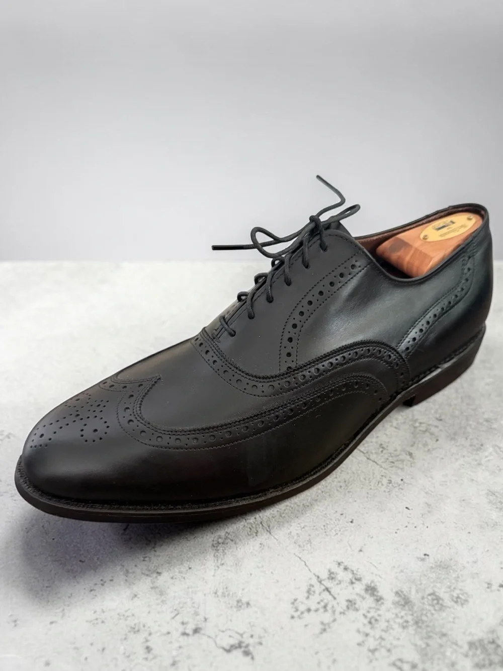ALLEN EDMONDS Chester Oxford Size 10.5 Shoe trees Included